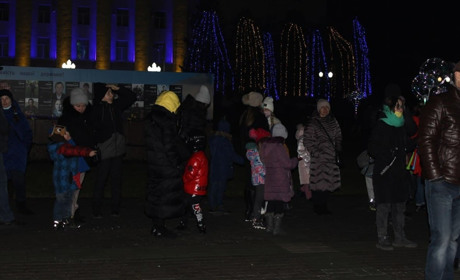 Біля головної ялинки Херсона забули про карантин. Розповідаємо про черги та відсутність масок