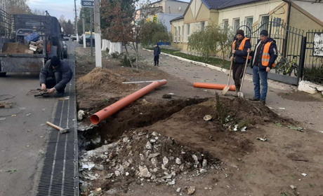 Оновили знаки, ремонтують бульдозер, готуються до зими: чим займалися біляївські комунальники 