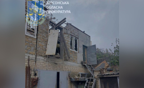 Російські окупанти зранку обстріляли Херсон: влучили по житловому будинку