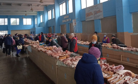 Сала було стільки, що все по 170 гривень не продаси. Репортаж із базару