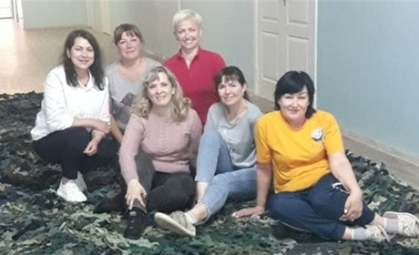 «Червона Калина Півдня» шиє дощовики, плете сітки, виготовляє снеки та окопні свічки для ЗСУ