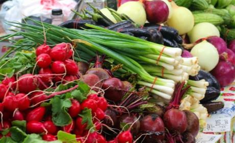 Молода картопля, полуниця й кабачки: вартість продуктів на ринку "Урожай" наприкінці квітня