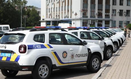 Офіцери громад Вараського району отримали автівки та зброю для роботи на своїх дільницях