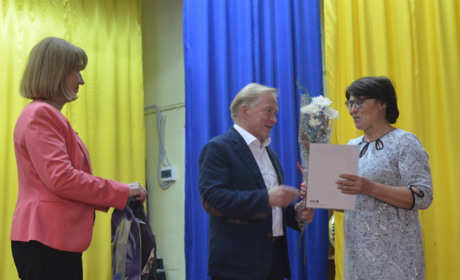 У Мирному вчителів і вихователів вітали грамотами, подарунками та чудовими піснями