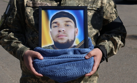 У Южноукраїнську поховали військового - навідника Артема Мітіна