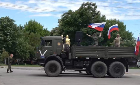 Танці на кістках: у Генічеську окупанти влаштували святкування з триколорами та піснею "я рускій"