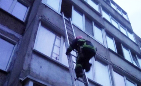  У Вараші рятувальники визволяли жінку із замкненої квартири