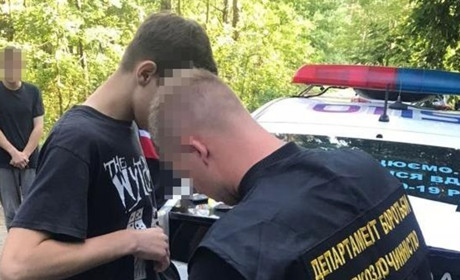 На околицях Новограда правоохоронці затримали парубків з наркотиками: товару було майже на 50 тисяч