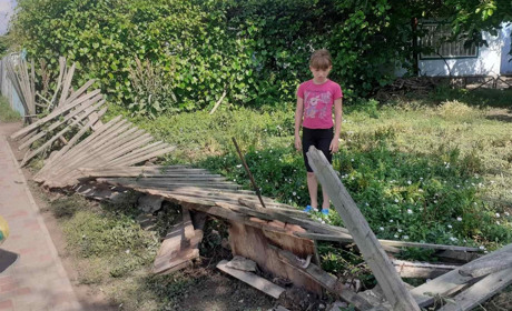 У Біляївці невідомі молодики зламали паркани двом одиноким жінкам. Справа честі - встановити їх