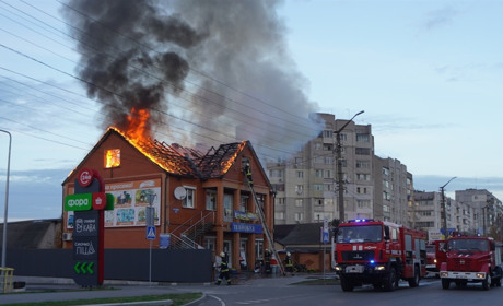 У Переяславі загорівся будівельний магазин "Технобуд": ФОТО з місця події