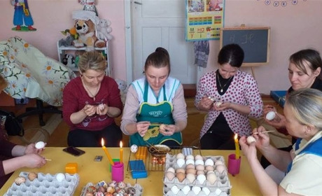 Писанки, паски і домашню ковбасу повезли з Кіцманського району українським захисникам на Схід