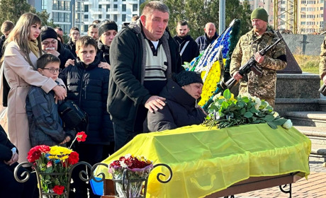 «Ти був героєм на землі, став янголом на небі»: в Південному попрощалися з 20-річним військовим