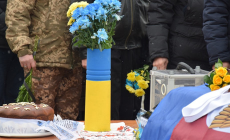 Навіки 33... Нетішинська громада попрощалася із Героєм Дмитром Кирилюком
