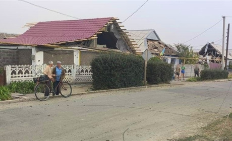 Ворожі обстріли Херсонщини: пошкоджені житлові будинки, навчальні заклади, автівки (ФОТО)