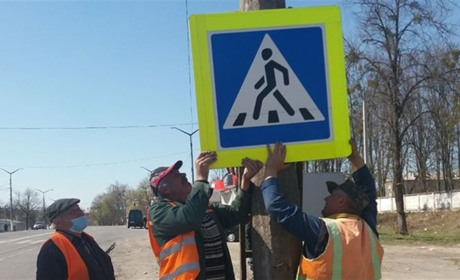 На Житомирській встановили нові дорожні знаки на пішохідних переходах