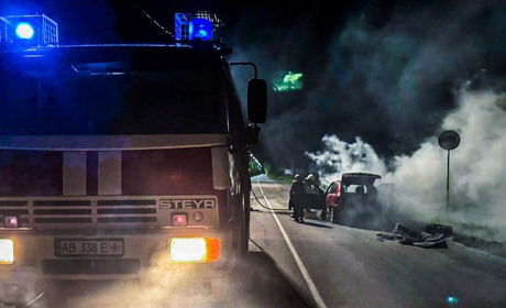 Поблизу села Балки загорілось легкове авто: пожежу ліквідували бійці ДСНС