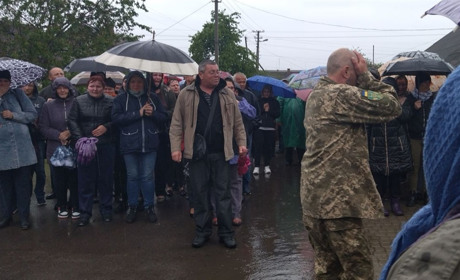 У Володимирці плакало небо і люди, батьки стояли на колінах - зустрічали сина-офіцера. У домовині