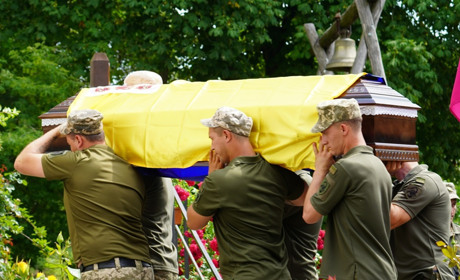 «І не всі повернуться із бою живими…». Сатанів попрощався із Героєм, який загинув, захищаючи Україну