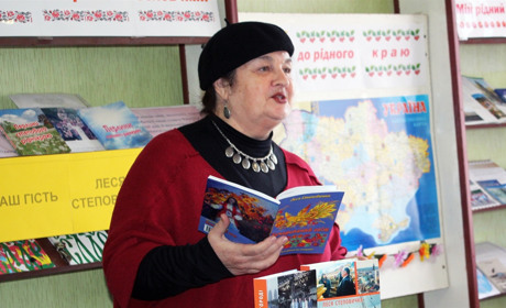 Зворушливі вірші й відверта розмова: петропавлівчани зустріли відому поетесу України Лесю Степовичку