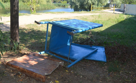 В Біляївці невідомі вандали влаштували дикі розваги на Дитячому пляжі 
