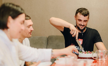 Новосілля з Олександром Усиком: морпіху із Сарненщини, який боронив Маріуполь, придбали квартиру