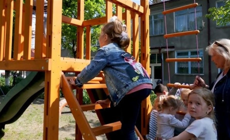 Мати загиблого воїна з смт Миколаївка в пам'ять про сина подарувала дитсадку ігровий майданчик