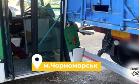 Замислився за кермом: у Чорноморську водій рейсового автобуса влетів у напівпричеп