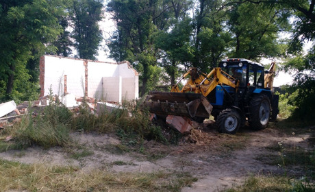Туалет на автостанції у Володимирці біля польського кладовища уже розібрали. Справа за благоустроєм