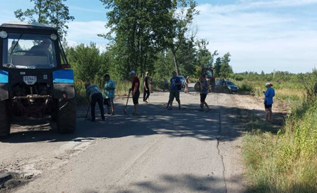 У Карпилівці люди самотужки підлатали ямки на дорозі