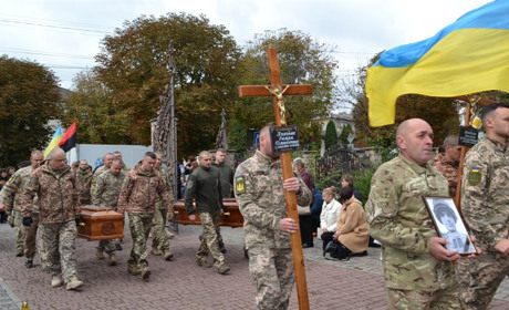 Чортків’яни навколішках зустріли двох загиблих Героїв