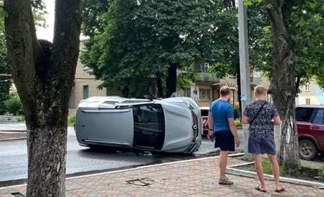 На вулиці Центральній у Волновасі сталося ДТП: Фото та відео з місця події