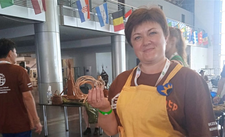 Майстриня з Глухівщини представляє Сумщину на Світовому фестивалі лози і плетіння у Польщі