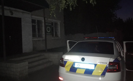 Розбив шибку рукою та скаржився на життя: до редакції ломився п'яний чоловік