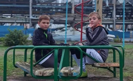 Згоріла «Фабрика», дрони над головою та двірники у бронежилетах: як живе Херсон (фоторепортаж)