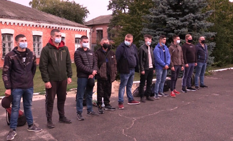 Осінній призов: перша десятка добровольців відправилась на службу