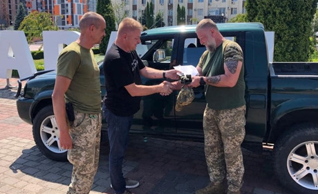 Нардеп Віктор М'ялик у Вараський район подарував чотири авто для захисників