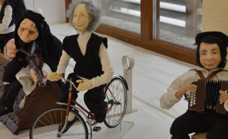 У Переяславі діє виставка єврейських «Танців-шманців»: картини та сюжетні лялькові композиції