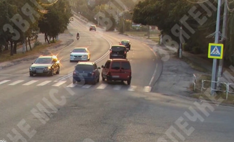 У Звягелі показали відео як на перехресті зіткнулися дві автівки через порушення ПДР