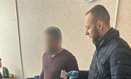На Сумщині викрили лікаря, який вимагав хабаря від військовослужбовиці