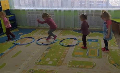 В дитсадку "Барвінок" діти вчаться вправам з обручем, м'ячем і гімнастичними палицями