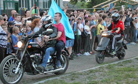 Парад переможців, шоу байкерів та феєрверки: закінчення навчального року в Петропавлівській школі №2