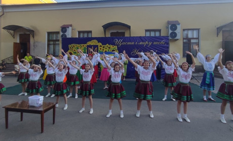 День Конституції відзначили в Краснограді благодійним концертом за участі місцевих талантів