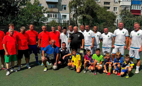 Пам'ятаємо своїх: у Первомайську ветерани футболу вшанували свого товариша пам'ятним турніром