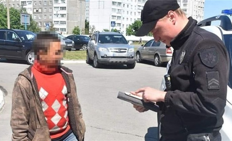 25 км без їжі та води: 76-річна нетішинка не пройшла повз голодного й брудного підлітка