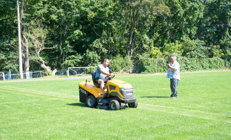 Для стадіону в Кагарлику придбали трактор з косаркою