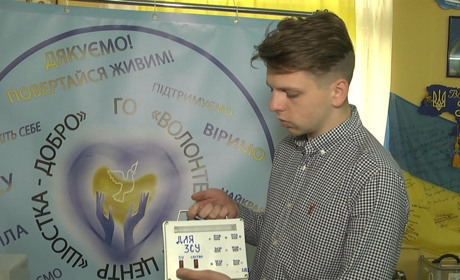 Керівник гуртка Станції юних техніків виготовляє для ЗСУ портативні зарядні станції