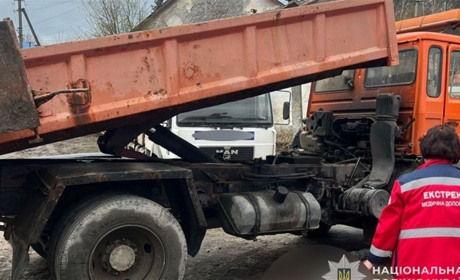 У Кременці чоловік загинув під час розвантаження авто