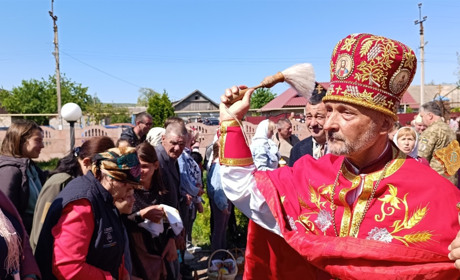 Сотні жителів Захарівки та навколишніх сіл освячували паски в храмі Православної Церкви України