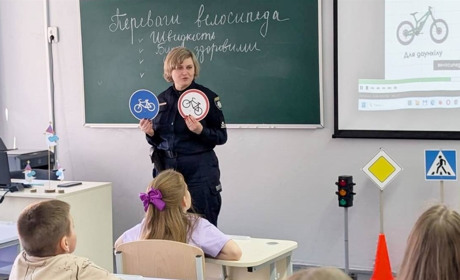 Як повинен поводитися на дорозі велосипедист: у Нетішині поліцейська провела учням урок безпеки