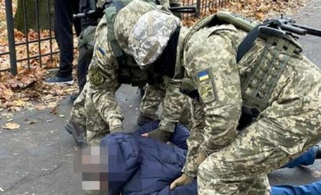 В Одесі СБУ затримали чоловіка, який знімав розташування військових. Фото та відео затримання